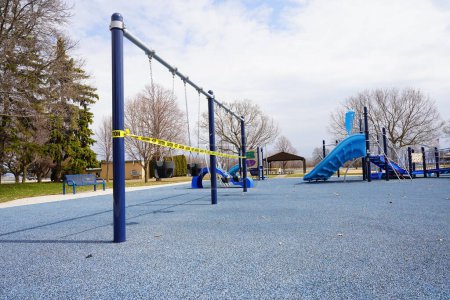 De nombreux terrains de jeux et parcs sont restreints en raison de la propagation de la pandémie de coronavirus covid-19 aux États-Unis d'Amérique.
