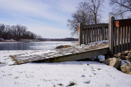Téléchargez les photos : Chemin de randonnée en bois pont voûte au-dessus d'un ruisseau d'eau pendant la saison d'hiver. - en image libre de droit