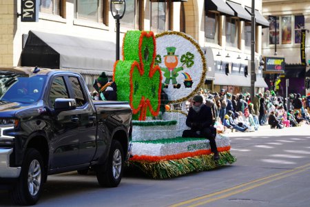 Foto de Milwaukee, Wisconsin, EE.UU. - 12 de marzo de 2022: El club Shamrock de Wisconsin float viajó a través del desfile del día de San Patricio. - Imagen libre de derechos