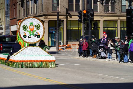 Téléchargez les photos : Milwaukee, Wisconsin États-Unis - 12 mars 2022 : Le char du club Shamrock du Wisconsin a traversé le défilé de la Saint-Patrick. - en image libre de droit