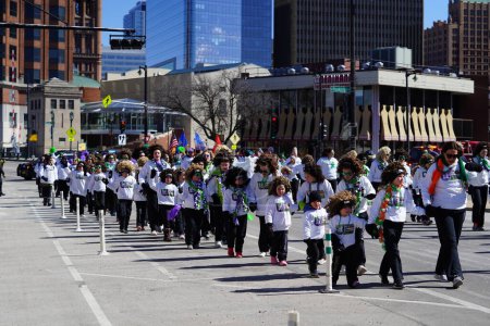 Téléchargez les photos : Milwaukee, Wisconsin États-Unis - 12 mars 2022 : Des enfants et des adultes du Glencastle Irish Dance group ont dansé lors du défilé de la Saint-Patrick. - en image libre de droit