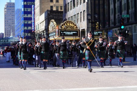 Foto de Milwaukee, Wisconsin, EE.UU. - 12 de marzo de 2022: La Academia Militar del Noroeste de San Juan marchó en el desfile del Día de San Patricio en uniforme. - Imagen libre de derechos