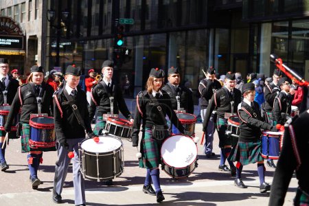 Téléchargez les photos : Milwaukee, Wisconsin États-Unis - 12 mars 2022 : L'Académie militaire du Nord-Ouest de St. John's a défilé en uniforme lors du défilé de la Saint-Patrick. - en image libre de droit