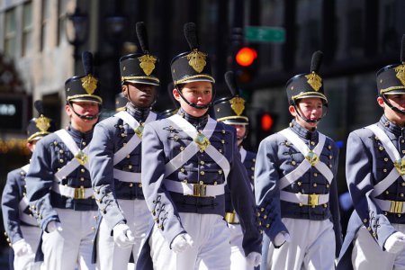 Téléchargez les photos : Milwaukee, Wisconsin États-Unis - 12 mars 2022 : L'Académie militaire du Nord-Ouest de St. John's a défilé en uniforme lors du défilé de la Saint-Patrick. - en image libre de droit