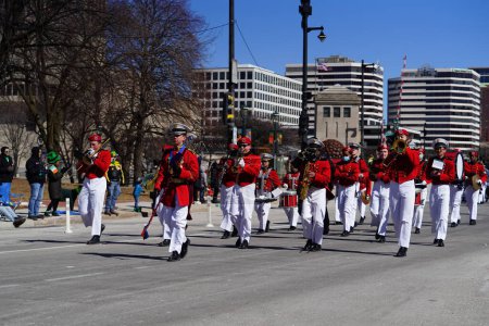 Foto de Milwaukee, Wisconsin, EE.UU. - 12 de marzo de 2022: La Academia Militar del Noroeste de San Juan marchó en el desfile del Día de San Patricio en uniforme. - Imagen libre de derechos