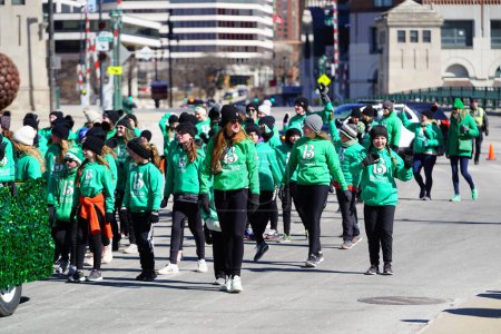 Foto de Milwaukee, Wisconsin, EE.UU. - 12 de marzo de 2022: Miembros de Beglan Academy of Irish dance bailaron en el desfile del Día de San Patricio. - Imagen libre de derechos