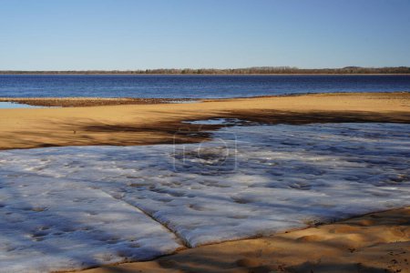Téléchargez les photos : Étangs d'eau développés sur la plage pendant la basse saison des marées. - en image libre de droit
