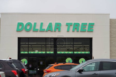 Téléchargez les photos : Fond du Lac, Wisconsin États-Unis - 14 mars 2024 : Panneau du logo d'un magasin Dollar Tree sur un bâtiment. - en image libre de droit