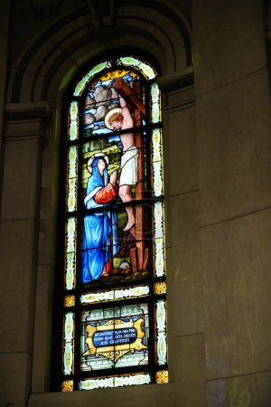 Foto de St Paul, Minnesota, Estados Unidos - 9 de octubre de 2021: Iglesia ventana de mosaico de la catedral de Saint Paul en Minnesota, Estados Unidos - Imagen libre de derechos