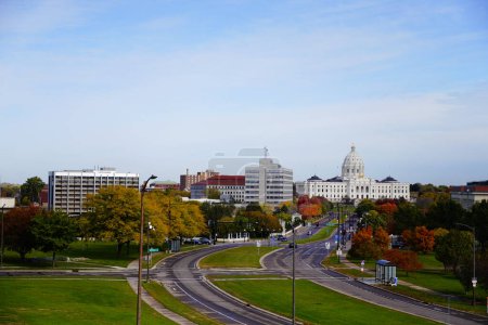 Foto de St. Paul, Minnesota / Estados Unidos - 19 de octubre de 2019: Vista del centro del edificio del Capitolio de Minnesota en St. Paul. - Imagen libre de derechos