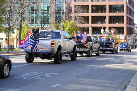 Foto de Madison, Wisconsin / Estados Unidos - 1 de noviembre de 2020: simpatizantes del presidente Donald Trump y la vida azul importan se reunieron y se irrumpieron en Madison en los terrenos del edificio del capitolio en un convoy de vehículos. - Imagen libre de derechos