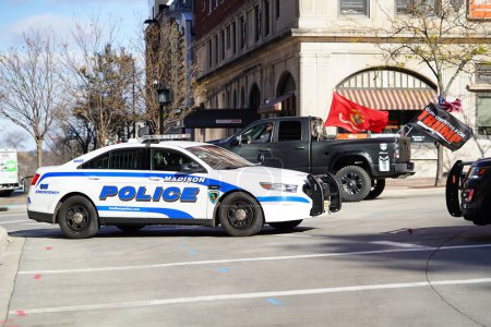 Téléchargez les photos : Madison, Wisconsin / États-Unis - 7 novembre 2020 : Des policiers de Madison dirigent la circulation dans les rues pendant les manifestations de protestation contre la matière noire et le rassemblement de soutien de l'atout. - en image libre de droit