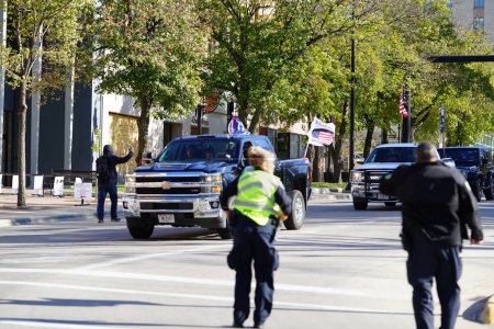 Téléchargez les photos : Madison, Wisconsin / États-Unis - 1er novembre 2020 : Le président Donald Trump et des partisans de la matière bleue de vies se sont rassemblés et ont pris d'assaut à Madison dans le terrain du bâtiment de la capitale dans un convoi de véhicules. - en image libre de droit
