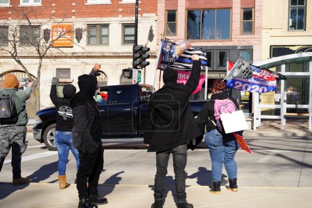 Foto de Madison, Wisconsin / Estados Unidos - 1 de noviembre de 2020: Miembros anti-triunfo de la materia de vidas negras protestan contra la materia de vidas azules y el mitin de convoyes de triunfo conduciendo por las calles. - Imagen libre de derechos