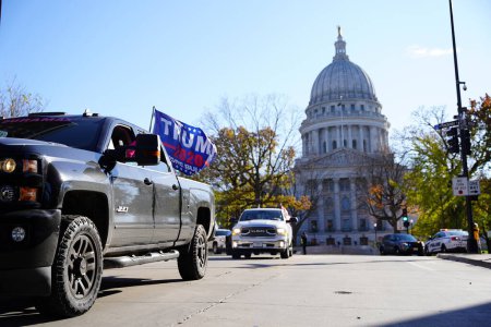 Téléchargez les photos : Madison, Wisconsin / États-Unis - 1er novembre 2020 : Le président Donald Trump et des partisans de la matière bleue de vies se sont rassemblés et ont pris d'assaut à Madison dans le terrain du bâtiment de la capitale dans un convoi de véhicules. - en image libre de droit