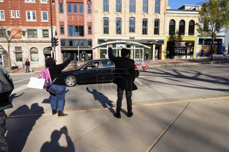 Foto de Madison, Wisconsin / Estados Unidos - 1 de noviembre de 2020: Miembros anti-triunfo de la materia de vidas negras protestan contra la materia de vidas azules y el mitin de convoyes de triunfo conduciendo por las calles. - Imagen libre de derechos