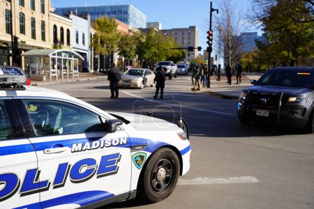 Foto de Madison, Wisconsin / Estados Unidos - 7 de noviembre de 2020: Los agentes de policía de Madison dirigen el tráfico en las calles durante la protesta por la vida de los negros y triunfan en el mitin de apoyo. - Imagen libre de derechos
