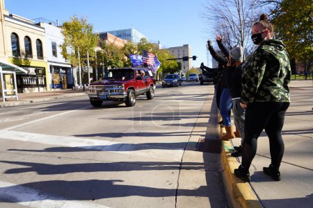 Téléchargez les photos : Madison, Wisconsin / États-Unis - 1er novembre 2020 : Des membres anti-atout de la matière noire manifestent contre le rassemblement de la matière bleue et du convoi atout dans les rues. - en image libre de droit