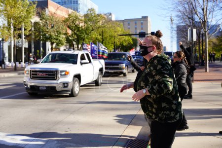Téléchargez les photos : Madison, Wisconsin / États-Unis - 1er novembre 2020 : Des membres anti-atout de la matière noire manifestent contre le rassemblement de la matière bleue et du convoi atout dans les rues. - en image libre de droit