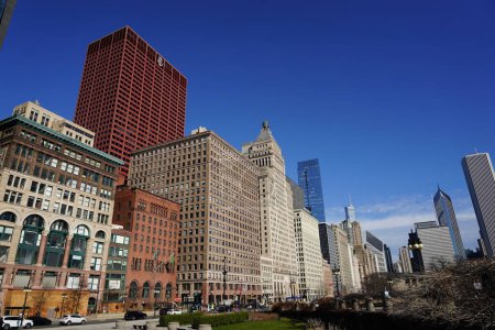 Téléchargez les photos : Chicago, Illinois États-Unis - 16 mars 2024 : Bâtiments de gratte-ciel haut du centre-ville de Chicago, Illinois. - en image libre de droit