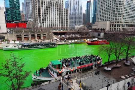 Téléchargez les photos : Chicago, Illinois États-Unis - 16 mars 2024 : Des spectateurs ont fait des excursions en bateau sur la rivière Chicago pendant la teinture à l'eau. - en image libre de droit