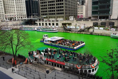 Foto de Chicago, Illinois, EE.UU. - 16 de marzo de 2024: Los espectadores hicieron excursiones en barco por el río Chicago durante el teñido de agua. - Imagen libre de derechos