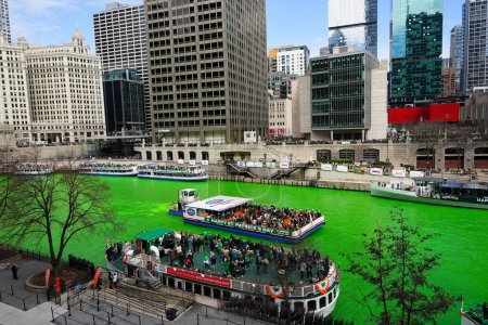 Téléchargez les photos : Chicago, Illinois États-Unis - 16 mars 2024 : Des spectateurs ont fait des excursions en bateau sur la rivière Chicago pendant la teinture à l'eau. - en image libre de droit