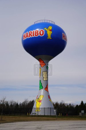 Téléchargez les photos : Pleasant Prairie, Wisconsin USA - 16 Mars, 2024 : Logo de la société Haribo candy sur un château d'eau. - en image libre de droit
