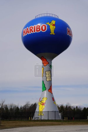 Foto de Pleasant Prairie, Wisconsin EE.UU. - 16 de marzo de 2024: Logotipo de la compañía de dulces Haribo en una torre de agua. - Imagen libre de derechos