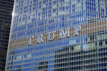 Téléchargez les photos : Chicago, Illinois États-Unis - 16 mars 2024 : Le nom de Trump sur le côté de la tour Trump. - en image libre de droit