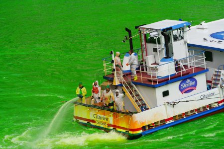Téléchargez les photos : Chicago, Illinois Etats-Unis - 16 Mars, 2024 : L'équipage du bateau utilise de la teinture verte pour teindre la rivière Chicago pour le jour férié de la Saint Patrick. - en image libre de droit