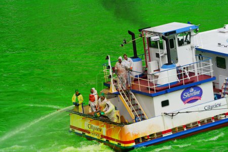 Téléchargez les photos : Chicago, Illinois Etats-Unis - 16 Mars, 2024 : L'équipage du bateau utilise de la teinture verte pour teindre la rivière Chicago pour le jour férié de la Saint Patrick. - en image libre de droit