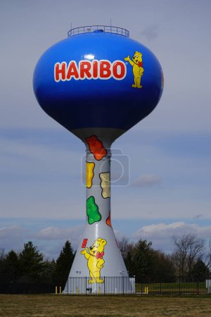 Téléchargez les photos : Pleasant Prairie, Wisconsin USA - 16 Mars, 2024 : Logo de la société Haribo candy sur un château d'eau. - en image libre de droit
