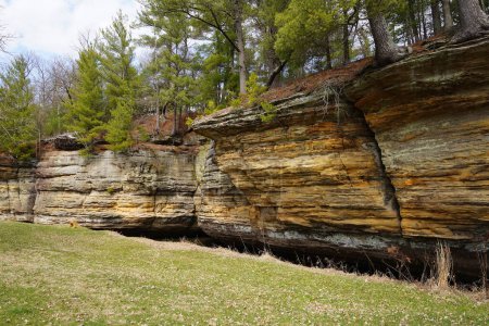 Foto de Formación rocosa al lado de un acantilado en Rockbridge, Wisconsin. - Imagen libre de derechos