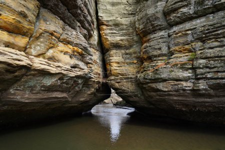 Téléchargez les photos : Formation rocheuse sur le flanc d'une falaise au parc naturel de Rockbridge, Wisconsin. - en image libre de droit