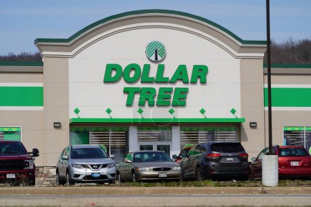 Téléchargez les photos : Fond du Lac, Wisconsin États-Unis - 14 mars 2024 : Panneau du logo d'un magasin Dollar Tree sur un bâtiment. - en image libre de droit