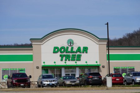 Foto de Fond du Lac, Wisconsin, Estados Unidos - 14 de marzo de 2024: letrero del logotipo de Dollar Tree Store en un edificio. - Imagen libre de derechos