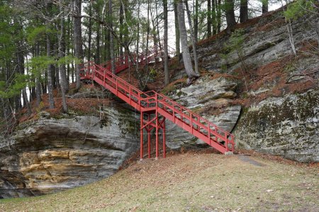 Téléchargez les photos : Un sentier d'escaliers rouges mène à une colline rocheuse à Rockbridge, Wisconsin - en image libre de droit