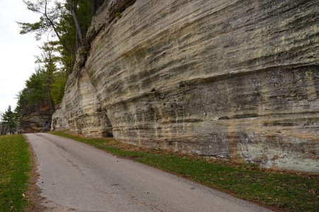 Téléchargez les photos : Formation rocheuse sur le flanc d'une falaise au parc naturel de Rockbridge, Wisconsin. - en image libre de droit