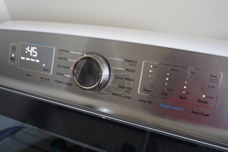 Téléchargez les photos : Cadrans, commandes et réglages de la machine à laver sur un panneau métallique. - en image libre de droit