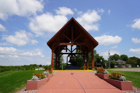 Téléchargez les photos : Neillsville, Wisconsin États-Unis - 28 juillet 2023 : Réplique Liberty Bell se tient au parc commémoratif des anciens combattants Highground. - en image libre de droit
