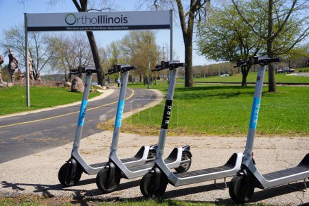 Foto de Rockford, Illinois, Estados Unidos - 18 de abril de 2023: Scooters eléctricos para pájaros transporte ecológico para jinetes. - Imagen libre de derechos