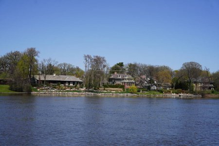 Téléchargez les photos : Rockford, Illinois États-Unis - 18 avril 2023 : De belles maisons de luxe sont situées le long de Rock River. - en image libre de droit