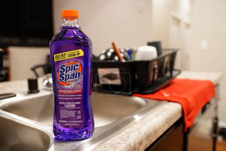 Foto de Fond du Lac, Wisconsin, EE. UU. - 6 de abril de 2024: Una botella púrpura de Lavanda COVID que mata a un limpiador antibacteriano se sienta en un mostrador en una cocina. - Imagen libre de derechos