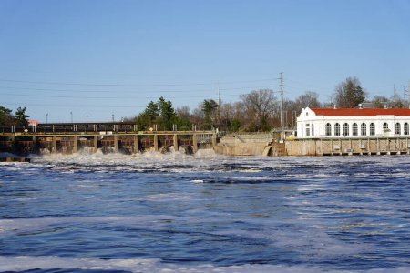 Téléchargez les photos : Wisconsin Dells, Wisconsin États-Unis - 18 avril 2023 : Centrale hydroélectrique Kilbourn Dam alimente la communauté environnante. - en image libre de droit