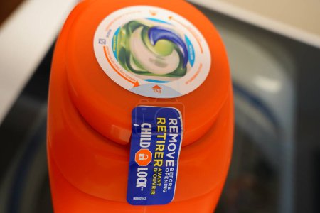 Foto de Fond du Lac, Wisconsin, EE. UU. - 11 de abril de 2024: Tide Pods contenedor de detergente para ropa con etiqueta de bloqueo infantil. - Imagen libre de derechos