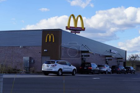 Téléchargez les photos : Fond du Lac, Wisconsin États-Unis - 12 avril 2024 : Les clients dans les véhicules qui commandent de la nourriture en voiture dans un restaurant McDonald's. - en image libre de droit