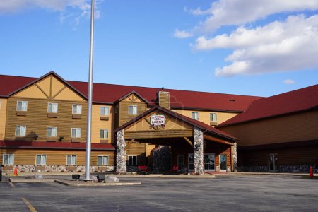 Téléchargez les photos : Tomah, Wisconsin Etats-Unis - 13 April, 2024 : Bâtiment de villégiature hôtelière Cranberry lodge. - en image libre de droit