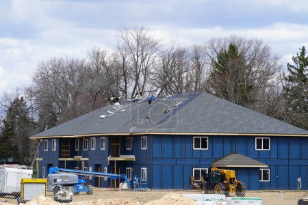 Téléchargez les photos : Mauston, Wisconsin États-Unis - 12 avril 2024 : Des hommes font de la construction manuelle d'un bâtiment - en image libre de droit