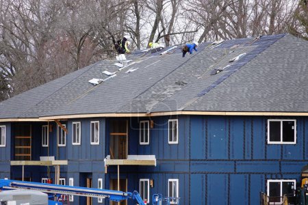 Foto de Mauston, Wisconsin, EE.UU. - 12 de abril de 2024: Hombres haciendo la construcción manual de un edificio - Imagen libre de derechos